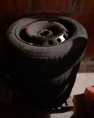 Pneumatici  invernali 75/65 R16 montati su cerchi.