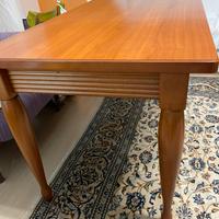 Tavolo in legno e quattro sedie