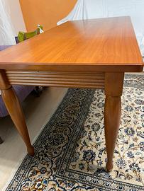 Tavolo in legno e quattro sedie