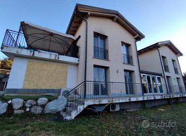Immobile in asta di 640 m² con 5 locali a Comerio