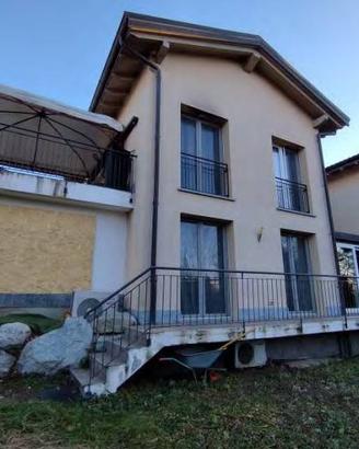 Immobile in asta di 640 m² con 5 locali a Comerio