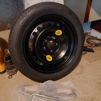 Ruotino di scorta con cric