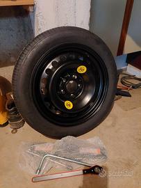 Ruotino di scorta con cric