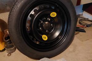 Ruotino di scorta con cric