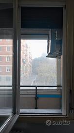 zanzariera finestra con struttura bianca