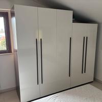 Armadio in legno laccato