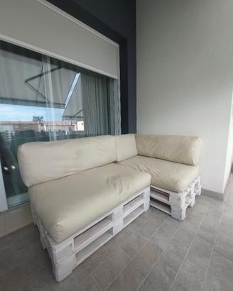 divano pallet con cuscini