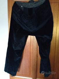 2 paia di pantaloni di velluto a coste.