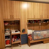 Cameretta con due letti e materassi