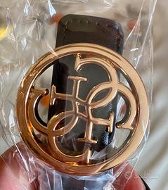 Elegante cintura Guess in similpelle nera