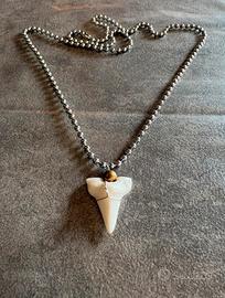 Collana con dente di squalo