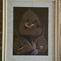 uccellini dipinti su scheletri di foglie di fico