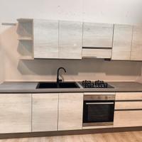 Cucina grigia lineare moderna