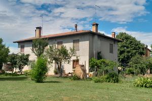 Casa indipendente con ampio giardino e terreno