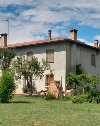 Casa indipendente con ampio giardino e terreno