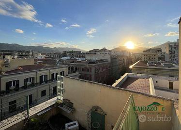 Appartamento di 311 m² con più di 5 locali e box a