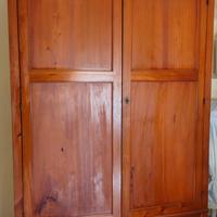 Armadio in legno a 2 ante