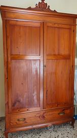 Armadio in legno a 2 ante