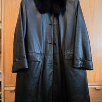 Cappotto in pelle con collo e interno in pelliccia