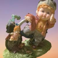 Statuina bimbo su moto stile country-vintage