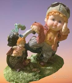 Statuina bimbo su moto stile country-vintage