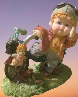 Statuina bimbo su moto stile country-vintage