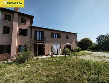 Porzione di villa bifamiliare con terreni -RIF 69