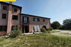 Porzione di villa bifamiliare con terreni -RIF 69