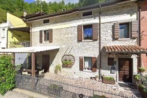 Casa indipendente di 220 m² con più di 5 locali e 