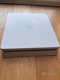PS4 slim 500 gb + 2 controller + 4 giochi