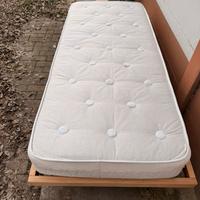 Letto singolo in legno con materasso