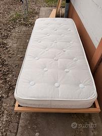 Letto singolo in legno con materasso