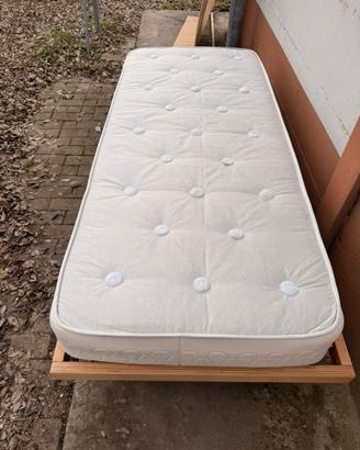Letto singolo in legno con materasso