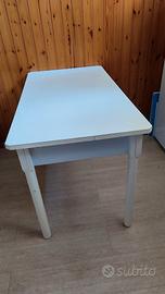 Tavolo da cucina con sedie 