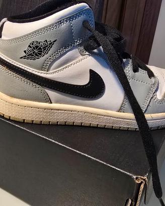 Modello: Jordan 1 Mid (PS) – Versione "Pre-School"