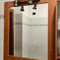 Mobili bagno in legno com specchio e faretti