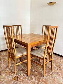 Tavolo da pranzo con sedie