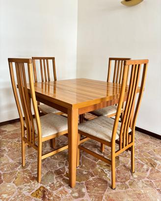 Tavolo da pranzo con sedie