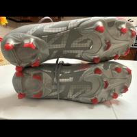 scarpe da calcio 42 nuovi mai usati