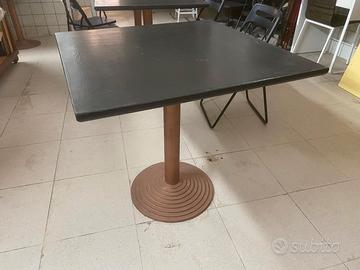 tavolo con base in metallo