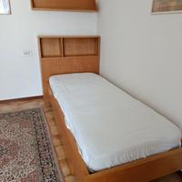 Letto con cassetto, armadio e libreria in legno 