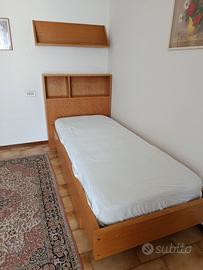 Letto con cassetto, armadio e libreria in legno 