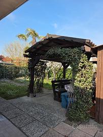 Bifamiliare tutta su un piano con giardino