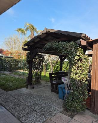 Bifamiliare tutta su un piano con giardino