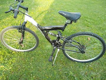 bicicletta nera ragazzo