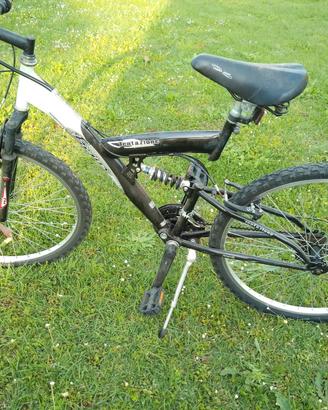 bicicletta nera ragazzo