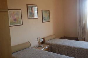Camera arredata in appartamento comfortevole