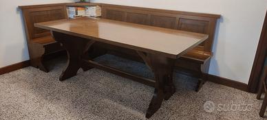 Tavolo e panche in legno 