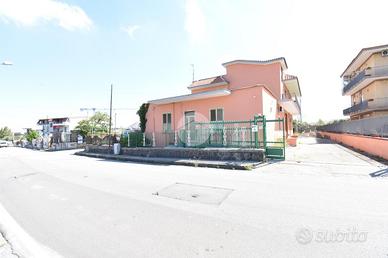 5 LOCALI A POLLENA TROCCHIA