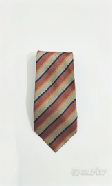 Elegante cravatta Luciano Soprani con un motivo a